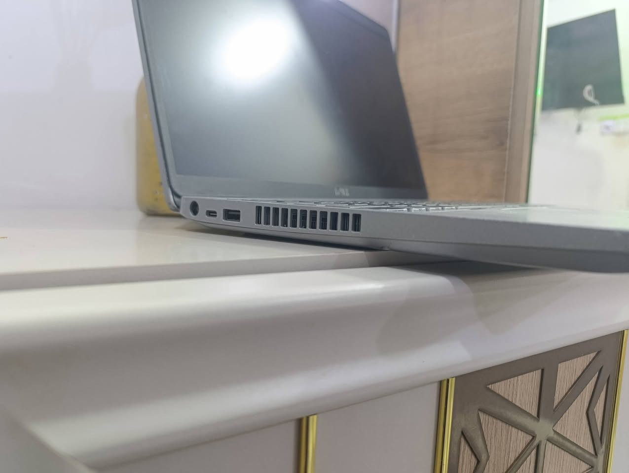 dell precision 
Core i7 الجيل العاشر 
بقية المواصفات داخل الصور 
المكان النجف الأشرف 
للتواصل عبر الاتصال والواتساب فقط 
*********** 
السعر 🌿٧٠٠ سبعمئة ألف 
ملاحظات:-
1- شاشة اللابتوب ليست لمس
2- اللابتوب ليس قلاب
3- البطارية (بلاد)تدوم لنصف ساعة فقط لذا تحتاج لتبديل 
4- ملحقات اللابتوب فقط شاحنته
