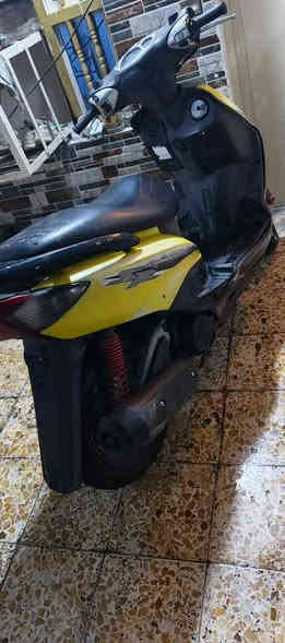 سلام عليكم ورحمة الله وبركاته دراجه سكنس نثيه للبيع دراجه كامله نقصها فقط كابريتر كفرات بلاديه مكينه بلاديه ما مفتوحه كامله لا بيها تبخير ولا دخان تايرات جدد كهربائيات شغاله مكان بغداد مدينه الصدر ام الكبر الرقم   السعر 450 وبيه مجال ***********
