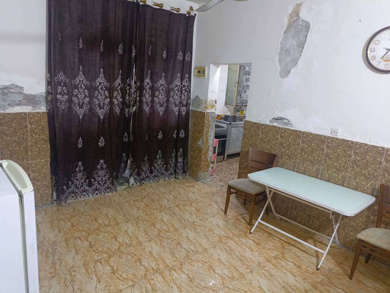 السلام عليكم بيت بمنطقة الاصلاح الزراعي شارع الجزيرة القديم  قرب مولدة نوري 
المساحة 110 متر مربع 
يحتوي على صالة واستقبال وغرفة نوم ومطبخ بارد ومطبخ حار بمساحات كبيرة وحمام عدد 3 وطرمه خارجيه جاهز للسكن 
للاستفسار والتواصل الاتصال على الرقم *********** علما ان الرقم يحتوي على واتساب 
السعر 35 مليون وبي مجال
