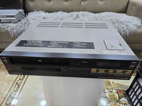 بلاوبونكت فيديو كاسيت صناعه ياباني وزن ثقيل  دقه عاليه في تسجيل استريو يعمل. على كل انظمه كهرباء. 220 شغال جهاز. باله استرالي قطعه جميله مكاني سماوه ***********
