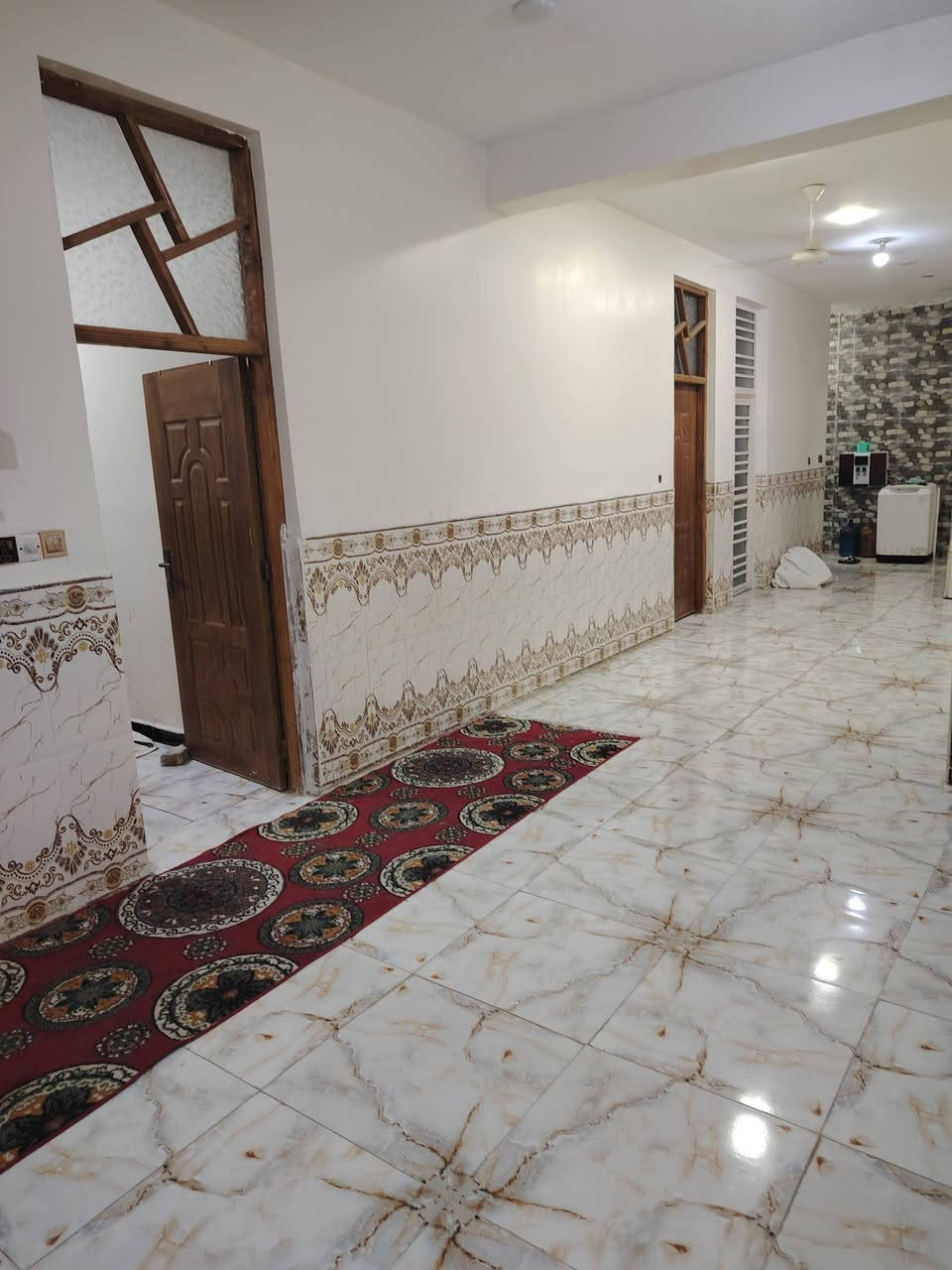 ياالله بيت للبيع المساحه ٣٢٠ متر طابق واحدغرفتين وهول داخلي ومنور ومطبخ واستقبال وصاله طعام بيتونه كبيره مجمع صحيات داخل وخارج وحديقه جانبيه ٨٠ مجمع النفط الرابع قرب المدرسه الحشد السعر النهائي ١٤٠ مليون الي عاجبه يتصل وعليكم بلخير ***********
