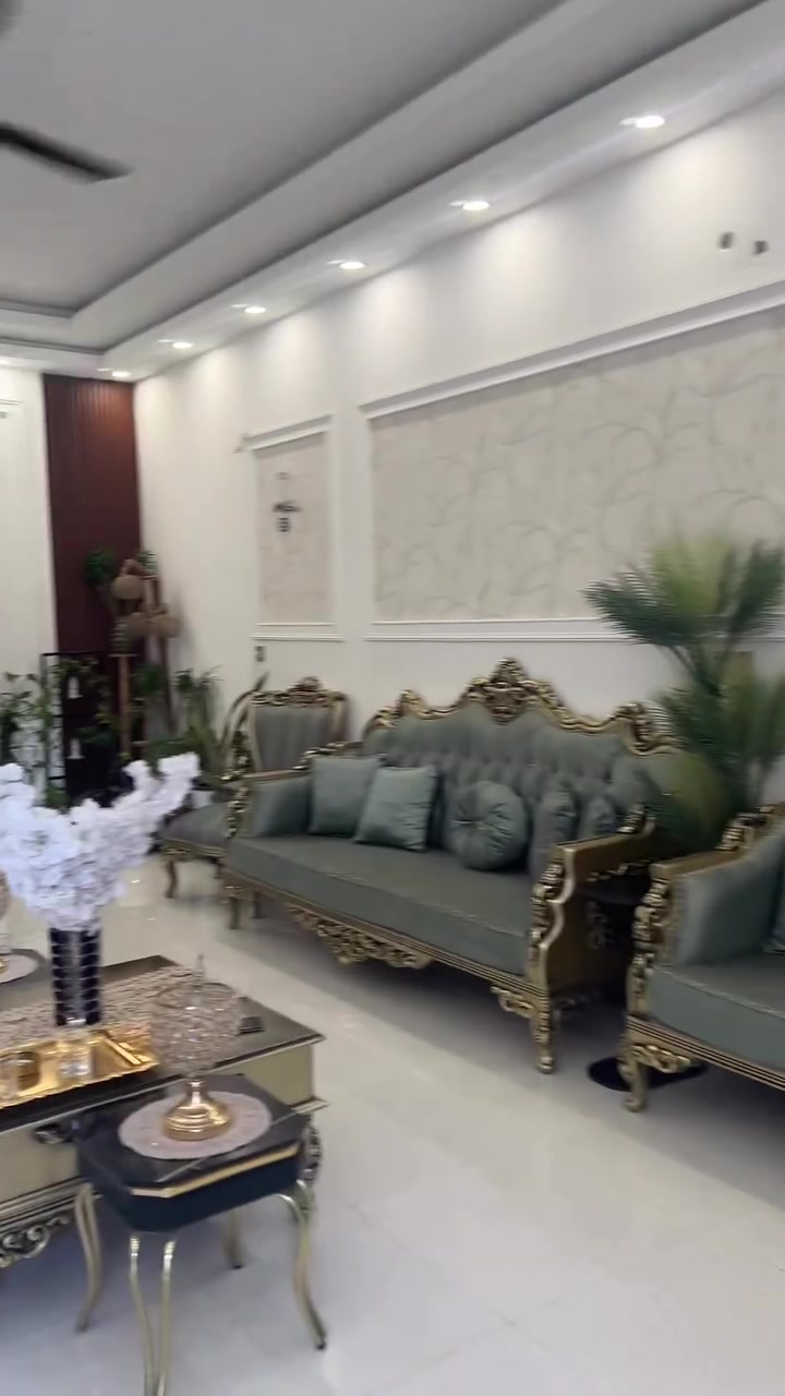 سلام عليكم بيت للبيع 
المساحه 800 متر  البيع كامل مو مجزء
الاول 280 م
صاله 50 
هول جبير 
5 غرف نوم 
بناء حديث 
صحيات فوك وجوه 
الثاني 140 م
طابق واحد 
غرفة نوم 1 
صاله 
وهول 
وصحيات 
الثالث 140 م
غرفه نوم 1 
صاله 
وهول 
وصحيات 
الخارجي 240 
مكانه صدر القناة 
قرب مستشفى العلاج الطبيعي 
مكلف بلنشر 
للاستفسار الاتصال ***********
