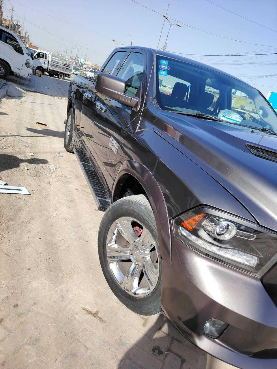 السلام عليكم
دوج رام فئه كلاسك مديل 17 محدث بجم 22
بدي طويل باب قصير 
رقم بغداد نكليزي باسمي رقم مميز 
محرك 6 سلندر  3600
حادث 3 قطع 
مواصفات الكلاسك معروفه 
سياره خير من الله نضيفه 
السعر 162 بي مجال قليل 
مكان السياره بغداد الدوره 
***********
