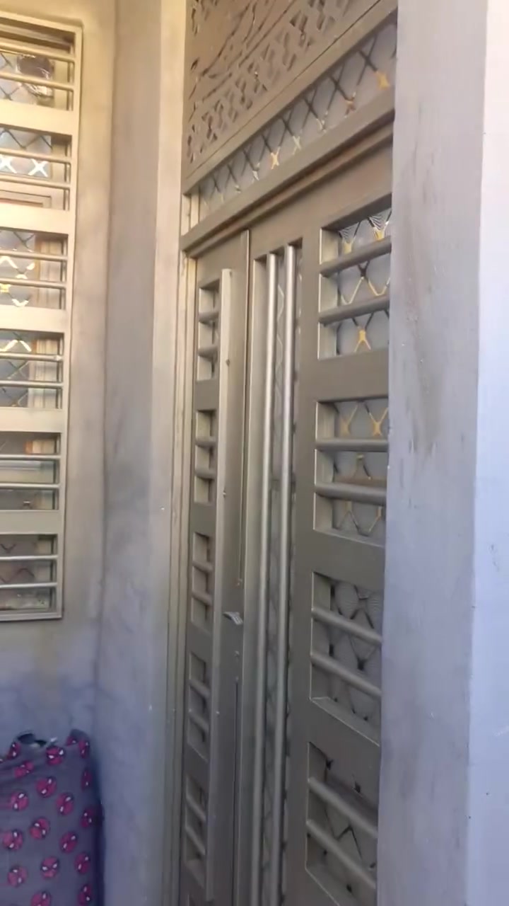 بيت  100متر  يتكون من طابقين طابو سند ٢٥ الواجها ٦ ونزال ١٧يقع على شارعين على طريق بغداد حي الحوراء مقابل عمود ٣٧ رقم هاتف صاحب المنزل ***********

