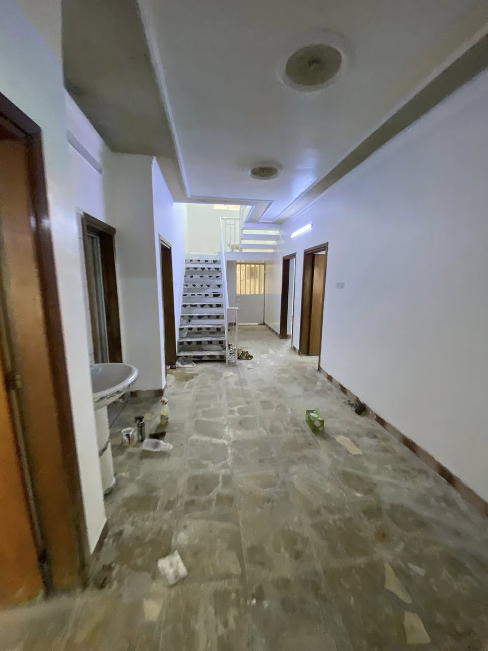 #للايجار_____في_____السيديه
بيت مساحه 300 متر كلاسيكي نظيف جدا 

يتكون من 

اربع غرف نوم مطبخ صاله هول حولي وخدمات صحيه عدد 3 كراج وحديقه 

#الايجار مليون ونص 

للاستفسار الاتصال على الارقام التاليه 

***********

***********

***********
