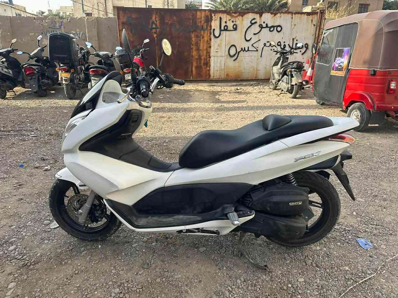 سلام عليكم
Pcx جيل الاول 
مستعجل على بيعتها 
مكاني بغداد شارع فلسطين 
الرقم : ***********
