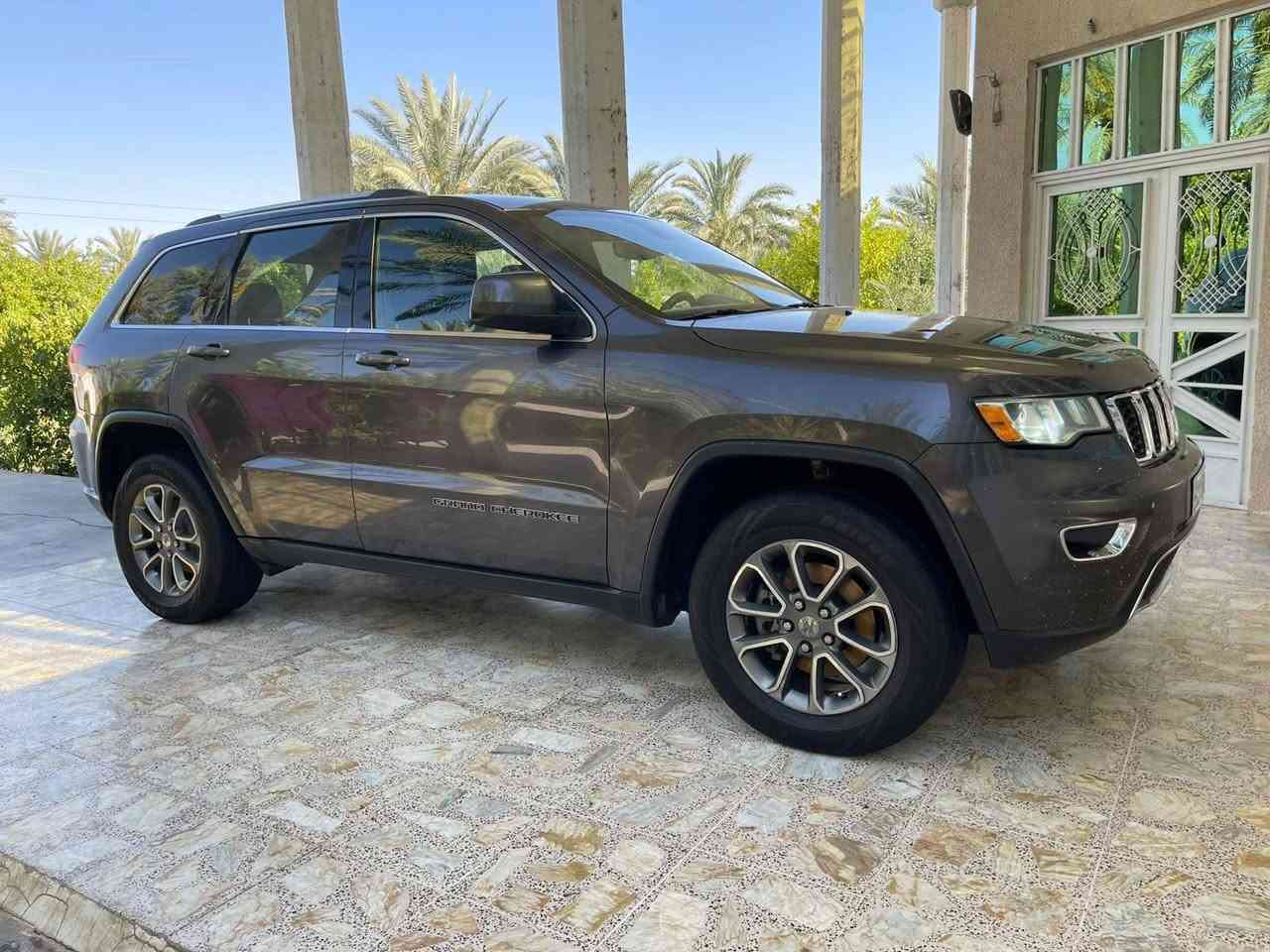 سلام عليكم جيب لاريدو موديل 19 نص فول سيارة جاهزة من كل نواحي سيارة بيها بنيد صبغ  فقط بدون دواخل مكان بغداد الراشديه رقم***********
