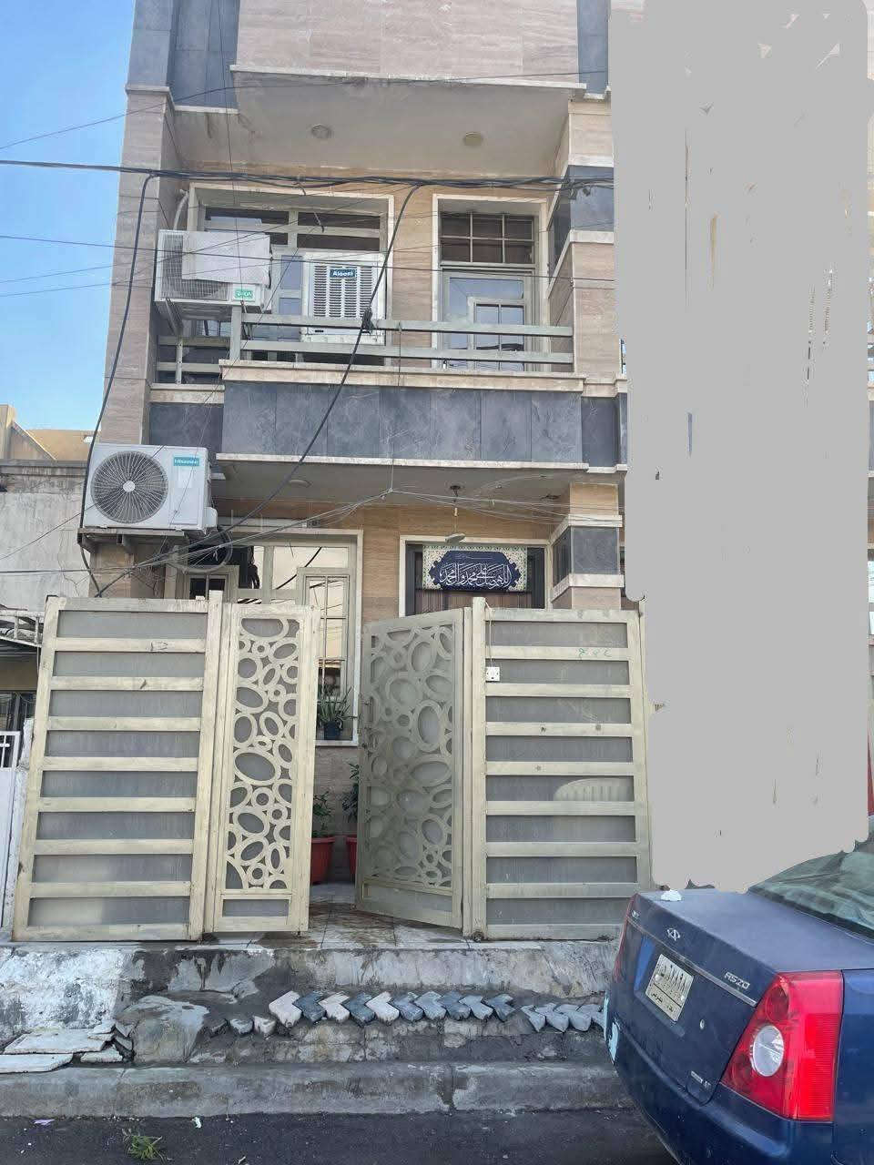 السلام عليكم
مشتمل للبيع بناءً حديث سنه 2022مساحه 60م واجهة 4نزال 15م يحتوي على الطابق الارضي صالة ومطبخ وخدمات ومنور وغرفة نوم والطابق الثاني غرفتين وخدمات بيتونه وسطحين 
الموقع حي القاهره قرب نادي الطلبه شارع المدارس مقابيل الدار سياج مدرسه 
اللاستفسار اومراسلة الصفحة 
***********
