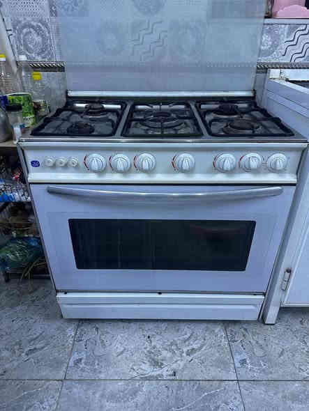 السلام عليكم عندي كاونتر وطباخ خمس عيون شغال وميز طعام 
الكاونتر الارضي ٣ مترات والتعليك مترتين والسنك متر وكلهن سعرهن ٣٥٠
 للتواصل *********** وبيهن مجال
