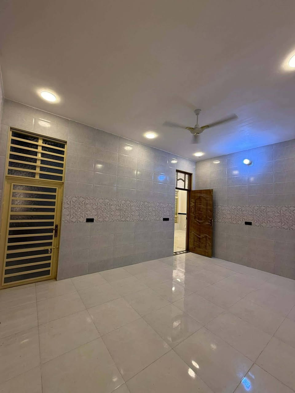 🏠   دار الــبــيـع الــغدير  🏠
قرب اسواق فطومه 
           المساحه (200)متر 20×10 
            يتكون الطابق واحد الارضي  
   غرفتين نوم وصالة+بيتونه 
              واستقبال ومطبخ ممر
وصحيات خارجية وداخلية 

  🛑للاستفسار مراسلة الصفحه او الاتصال
             (📲***********
