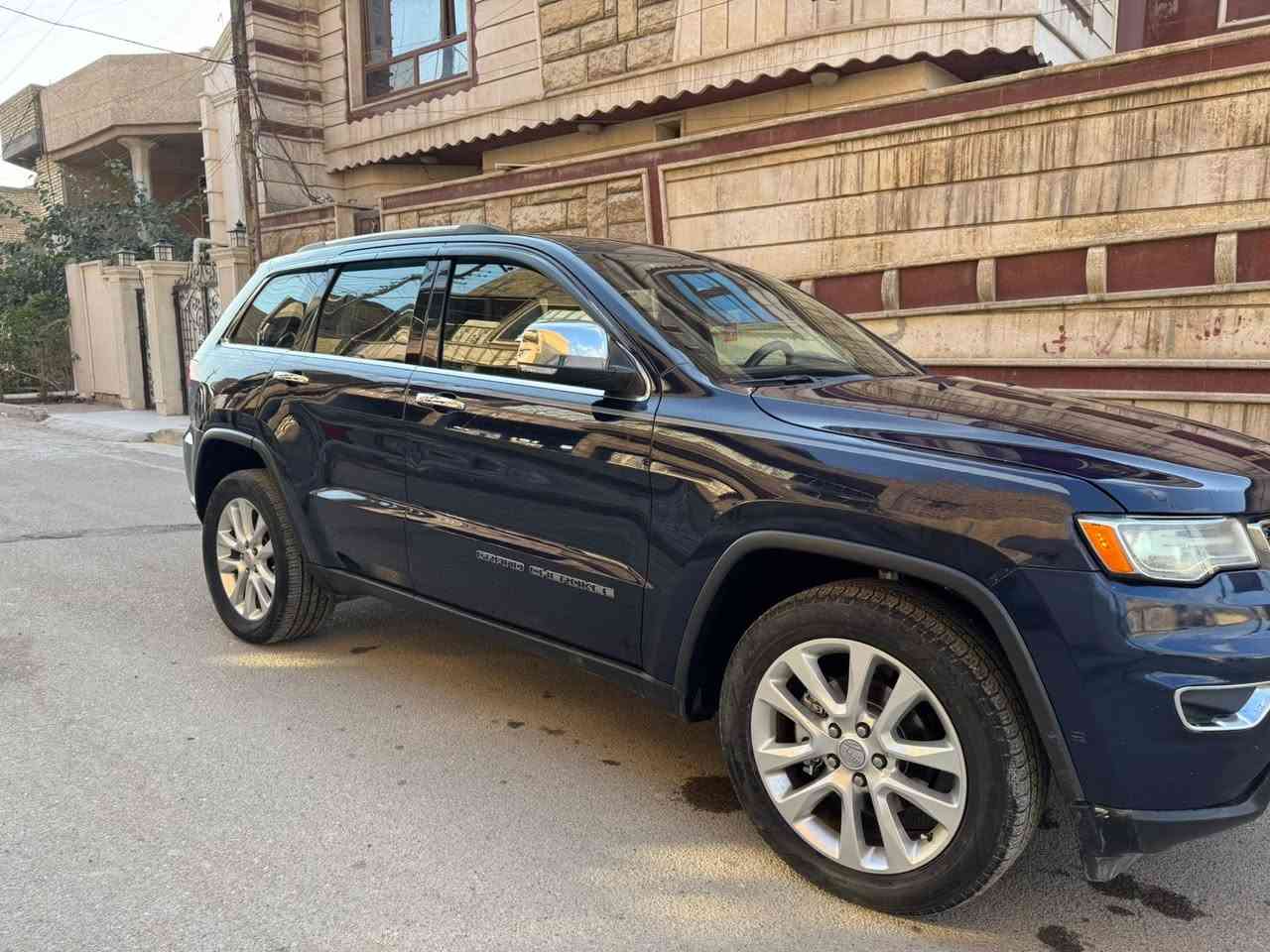 جيب للبيع موديل ٢٠١٧  وارد أمريكي محرك ٦ سلندر ٣٦٠٠ فول مواصفات لمتدد سيارة جديدة وجاهزة محرك كير تبريد ثلج تخم تاير جديد كل نقص مابيها سيارة فول  سلايت روف كشنات جلد وكهرباء شاشة كامرة حساسات رادرات صندوق كهرباء توقف ذاتي مثبت سرعه وبعد مواصفات هواي سيارة حادثها مال امريكا فقط بنيد وجاملغ بدون دواخل لغود شواصي مكفولات وصور الحادث مرفقة مع صور رقم بغداد مشروع وطني تحويل ثاني يوم ماشيه ٩١ الف سعرها ١٥٨ ورقه ومكان السيارة بغداد البلديات ***********
