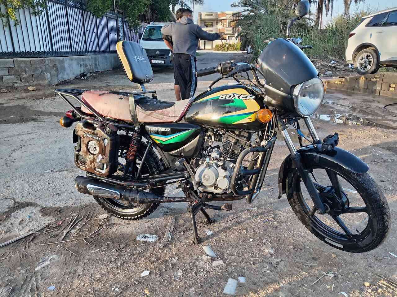 السلام عليكم دراجه بوكسر للبيع موديل 21اوراق كامله جاهزا للترقيم شركة الغبور القلم السعر 900 وبيها مجال مكاني بغداد ***********
