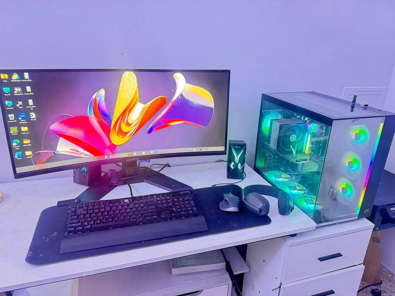 تجميعة Gaming & Productivity احترافية للبيع (جيل حديث DDR5)
الحالة: مستعملة سنة واحدة فقط بحالة ممتازة (نظيفة جداً) مع الكارتونات لجميع القطع.
​المواصفات التقنية:
​المعالج: AMD Ryzen 5 7600X (سداسي النواة، أداء جبار للألعاب والمونتاج).
​كرت الشاشة: ASUS Dual RTX 4070 12GB OC Edition (يدعم تقنيات DLSS 3 و Ray Tracing).
​الرام: Predator Vesta II 32GB (16x2) DDR5 6000MHz CL30 (سرعة فائقة).
​المذربورد: ASUS PRIME B650M-A CSM (منصة AM5 تدعم التطوير المستقبلي).
​الهارد: Predator GM7000 1TB NVMe M.2 (سرعة قراءة تصل إلى 7400MB/s).
​الشاشة: Gigabyte G34WQC 34-inch 2K 144Hz Ultra Wide Curved (تجربة سينمائية).
​المبرد: Arctic Freezer 36 CO (تبريد هوائي احترافي وهادئ).
​الباور سبلاي: Gamdias Helios 850W 80 Plus Bronze.
​الكيس: XIGMATEK AQUA ULTRA Black (تصميم زجاجي بانورامي مع مراوح RGB).
​الملحقات الإضافية:
​ماوس Logitech MX Master 2S (الأفضل للإنتاجية).
​كيبورد ميكانيكي Redragon K550 RGB Yama.
​لاقطة وايفاي TP-Link PCI.
​نظام تشغيل Windows 11 Pro أصلي
السعر مليونين ونص ٢،٥٠٠،٠٠٠
الاتصال على رقم الهاتف  ***********
