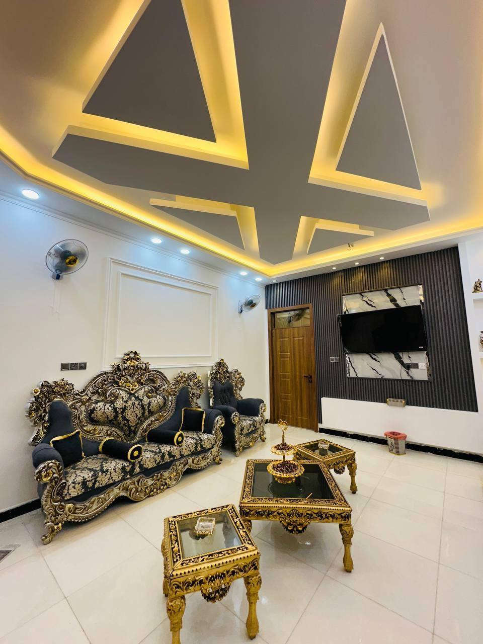 بيت درجه اولى بشارع مكتب الحيات يطل على شارع رئيسي المساحة ١٥٠ متر طابقين بيع فقط 
للإستعلام أكثر مراجعة مكتب عبدالناصر  السلوم
 فلكة العروبه
او إتصال ***********
