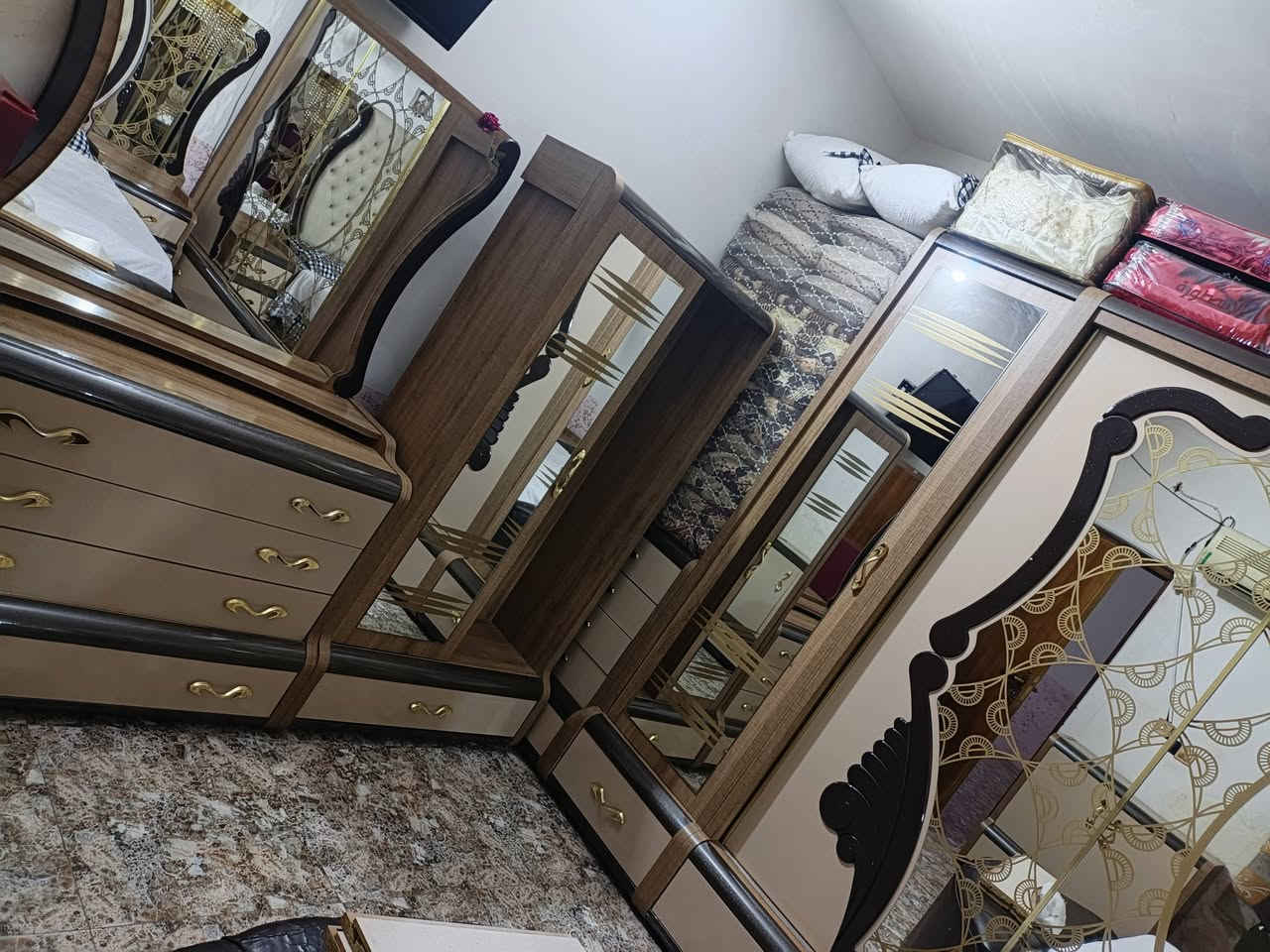 غرفه تركي ضخمه للبيع شرط اخت الجديده مثل ما شوف بالصور  السعر مليون و 800 مكان كربلاء حي الغدير لتواصل ***********

