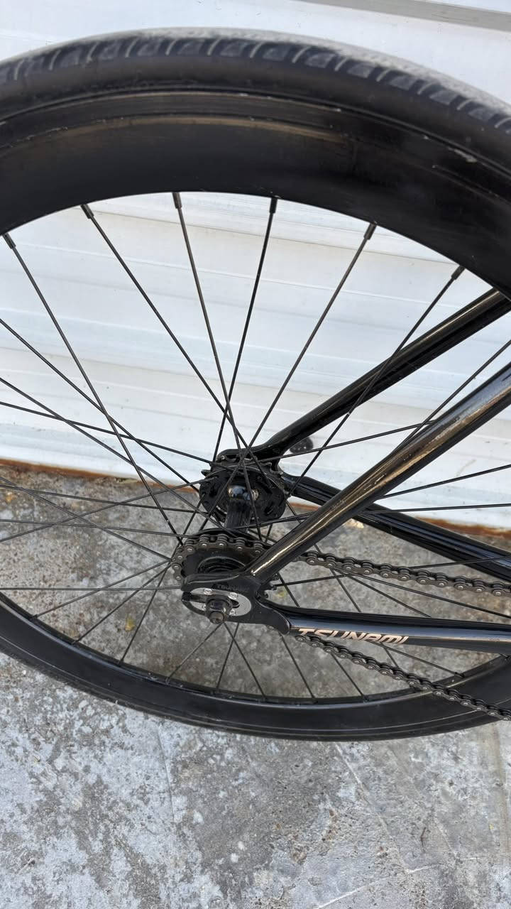 •	الماركة: Tsunami
• الموديل: SNM100
 • النوع: Fixed Gear / Single Speed
 • الفريم: ألمنيوم خفيف الوزن (خفيف وسريع)
 • اللون: أسود مع كتابة ذهبي
 • المقود: دروب بار (Road Drop Bar)
 • الرنك: ألمنيوم مع كرنك قوي
 • الجنطات: عريضة ستايل ديب رِم (شكل سبور)
 • الفرامل: أمامي (مركب فرامل أمامي)
 • الحالة: نظيفة جداً / مثل ما مبين بالصور
 • مناسبة للطول: تقريباً من 168  – 177 سم (قياس الفريم M )


**إذا كنت صاحب هذا الإعلان وتريد حذفه لأي سبب، رجاءا أرسل رسالة إلى الدعم الفني**