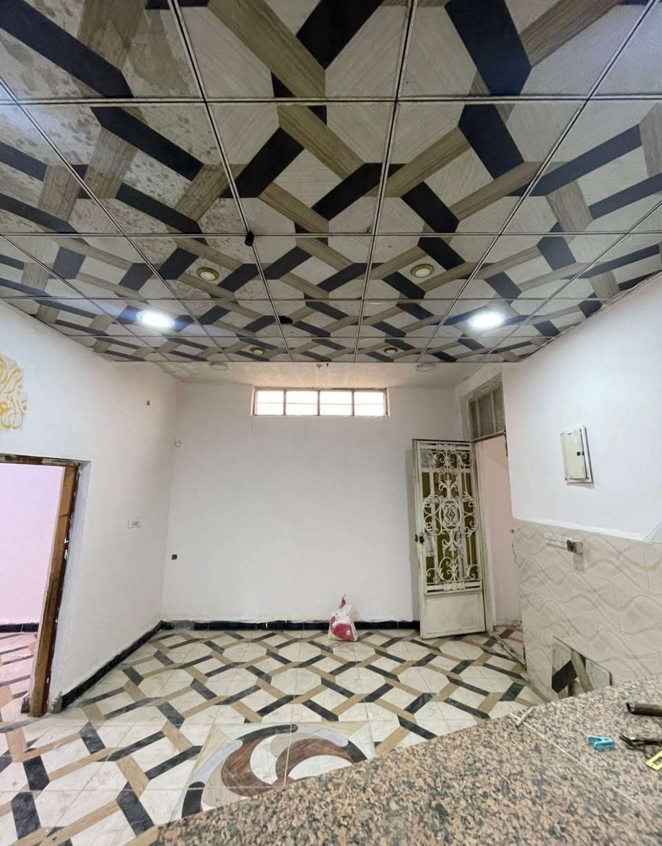 شقة للإيجار طابق اول في الحكيمية قرب المفتية تتكون من غرفتين ومطبخ مفتوح على الصالة وصحيات ومنور صغير سعر الايجار 350 الف قفل سكن عوائل فقط ***********
