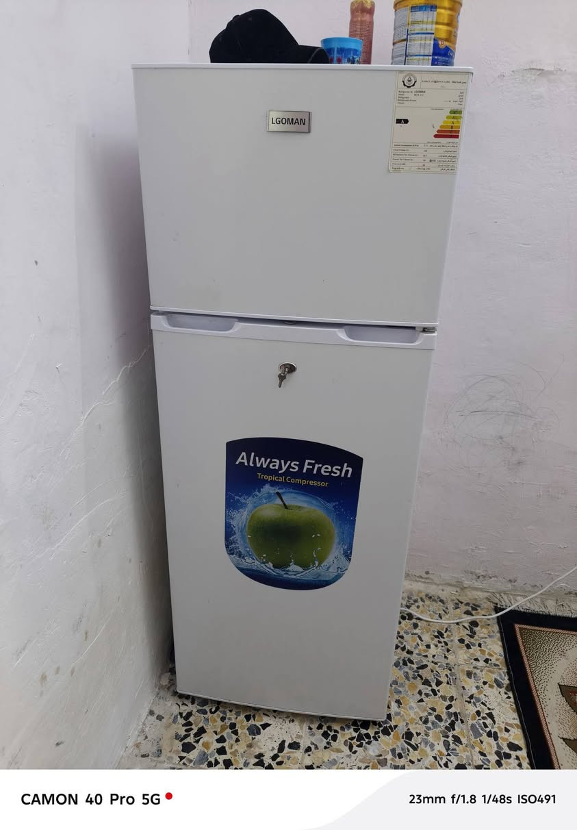 ثلاجه البيع مامستخدمه صارله شهرين من جبته بغرفتي وماحتاجيته ***********
