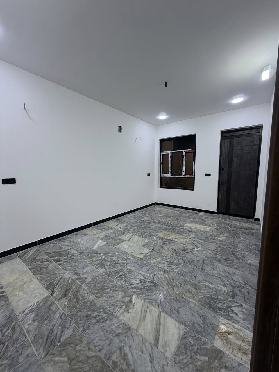 بيت 100م #للبيع واجهه 5 أضلاع مستقلة " كلش حلوو "
استقبال و3غرف نوم و خدمات طابقين و خارجية

#السعر 277 مليون وبي مجال / طابو ملك صرف
الشعب عدن خلف جامع الجهاد "شارع عريض بظهر التجاري"

***********
