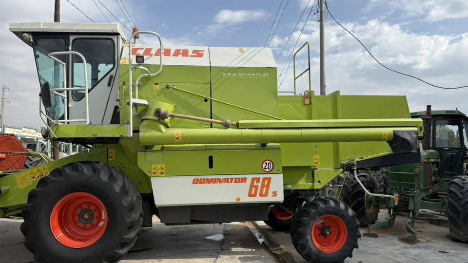 بسم الله الرحمن الرحيم 
حاصده كلاص موديل 2002 جديده  مكفوله من الصبغ والحيم والكسر محرك ما مفتوح على وضع الشركه فول مواصفات 1/1   اطار 26برينه نفخ دفاعات طبله هوزل خلفي سلايت اطار خلفي 18 
              واسط الزبيديه 
***********–***********
