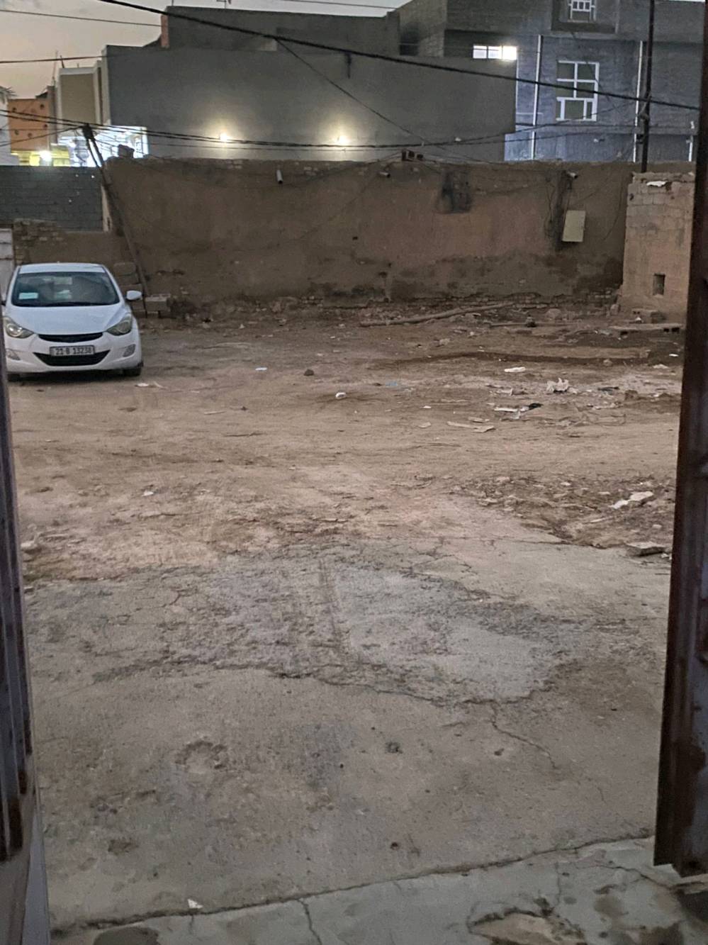بيت البيع في ديالى بعقوبه البيع مساحته 600 البناء 260 وحديقه سعر 55 مليون
تگليلي شنو تفاصيل الدار بالضبط: شكد عدد الغرف والصالات والمطبخ والحمامات؟: 
غرفتين وهول واستقبال وحمام توليت دخليات ومطبخ 
وين موقع الدار بعقوبة بشكل أدق؟ أي حي/منطقة وقريب من شنو معلم أو شارع معروف؟: 
مرور ديالى 
البيت طابق واحد لو طابقين؟ وشنو عمر البناء وحالته العامة: جاهز للسكن لو يحتاج تصليح؟: 
طابق واحد
الطابو شنو نوعه؟ وهل الملكية صرفة ومكتملة لو بيها ملاحظات؟: 
 زراعي صابون صرف  سند 25 
السعر 55 مليون نهائي لو قابل للتفاوض؟ وإذا تريد، شنو أفضل طريقة للتواصل وياك؟: 
رقم الهاتف بيه قليل تفوض  ***********