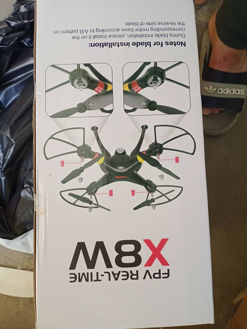 الصورة طائرة درون من نوع Syma X8W، وهي طائرة رباعية المراوح (Quadcopter) مصممة للمبتدئين والهواة، وتشتهر بقدرتها على نقل تصوير الفيديو المباشر للهاتف.المواصفات الفنية للدرون:الكاميرا: تدعم بث الفيديو المباشر (FPV) عبر الواي فاي إلى الهاتف الذكي، وتصور بدقة 0.3 ميجابكسل أو 720p حسب الإصدار.وقت الطيران: يتراوح من 7 إلى 10 دقائق تقريباً لكل شحنة.البطارية: سعة 2000 مللي أمبير (Li-Po) بجهد 7.4 فولت.مدى التحكم: يصل إلى حوالي 70 - 100 متر في المناطق المفتوحة.الاستقرار: مزودة بـ جيروسكوب سداسي المحاور (6-Axis Gyro) لضمان ثباتها أثناء الطيران، وتدعم ميزة "وضع بدون رأس" (Headless Mode) والشقلبة بزاوية 360 درجة.الحجم: تعتبر من الحجم الكبير (حوالي 50x50 سم).السعر في بغداد والعراق:حسب عروض البيع الأخيرة في الأسواق العراقية (لعام 2026)، تتراوح أسعار هذا الموديل (أو موديلات سيما المشابهة) كالتالي:السعر المستعمل/المعروض: يتراوح بين 35,000 إلى 80,000 دينار عراقي، حسب نظافة القطعة والملحقات المتوفرة معها.ملاحظة: تتوفر قطع مماثلة جديدة بأسعار تقريبية تبدأ من 45,000 دينار في بعض مراكز البيع في بغداد.هل تود معرفة كيفية ربط الكاميرا بهاتفك أو طريقة تشغيلها للمرة الأولى؟كراكيب أمازون‎ | ‎‏طائرة بدون طيار (درون) من نوع Syma X8W، وهي طائرة رباعية المراوح (كوادكوبتر) مخصصة للمبتدئين والهواة. تتميز هذه النسخة بقدرتها على نقل...‎ | Instagram١٨‏/٠٤‏/٢٠٢٦ — 5 likes, 0 comments - ka_amz на April 18, 2026‎: "‏طائرة بدون طيار (درون) من نوع Syma X8W، وهي طائرة رباعية المراوح (كوادكوبتر) مخصصة للمبتدئين والهواة. تتميز ه...Instagramدرون كبير تصوير للطلب خاص او واتساب ***********٠٧‏/٠٥‏/٢٠٢٦ — 13 likes, 0 comments - samarra_amz0 on May 7, 2026‎: "درون كبير تصوير للطلب خاص او واتساب ***********". ‎ Drone X8W, brothers, the large-sized piece. A top-grad...Instagramللبيع جديده غير مستعملة يوجد توصيل مكاني بغداد ***********السعر ٤٥٠٩‏/٠٥‏/٢٠٢٦ — May be an image of helicopter and text that says 'SYMA sy 14+ FPV. OCR: SYMA sy 14+ FPV REAL-TIME X8W III (((-) Wi-Fi (-)）Wi-Fi ansmias nyana - -TIMEVIDEOTRANSM...FacebookSyma X8W 2.4GHz FPV RC Quadcopter, WiFi 0.3MP Camera ...7-minute flight time. What's in the box: Quadcopter. Transmitter. WiFi Camera. 8 x Rotating Blades. 4 x Protection Frames. 4 x Landing Gears. USB Charging Cable...AdoramaSYMA X8W with 0.3MP WiFi FPV Camera (BLACK)Description. Characteristics : Charging time: about 120mins. Flying time: about 10 – 12mins. Flying distance: about 100m. Size: 48.5 x 48.5 x 19cm. Battery: 200...Maison Du DroneSYMA X8W RC Drone - AMOV LABFeatures: Headless mode function. With WiFi camera, can transmit the live image to your phone. 2.4 technology adopted for anti-interference. even more than one ...AMOV LABX8SW-D - Syma ToysMain specifications * Item No.: X8SW-D. * Wifi Camera : Photos/Video(1MEGA) * Battery: 7.4V 2000mAh Li-ion(included) * Charging time: About 150 minutes. * Flyin...Syma Toysللبيع درون x8w مكاني كوت سعر 80 - Facebook٢٨‏/٠٤‏/٢٠٢٦ — حماية شاملة )360°(: حساسات ذكية لتجنب العوائق من كل الاتجاهات، مع ميزة التتبع الاحترافي للأهداف. • تتبع كامل للأهداف حتى لو كنت تسوق دراجة تتبعك بذكاء بدون استخ...Facebook·تجمع محبي و هواة طائرات الدرون في العراق   طر السعر 35
