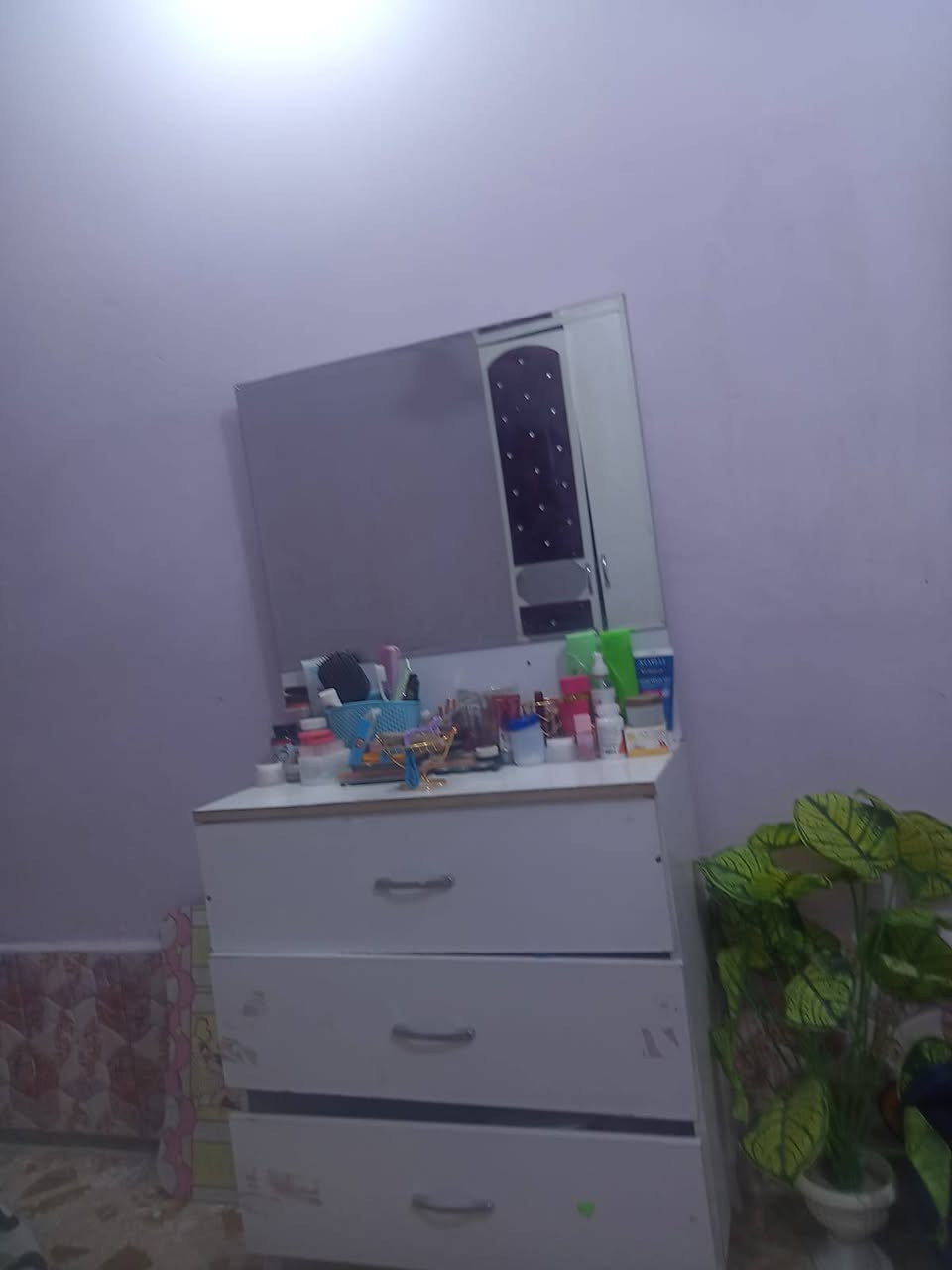 السلام عليكم غرفه للبيع قيم واخذ العنوان الناصريه مركز ***********
