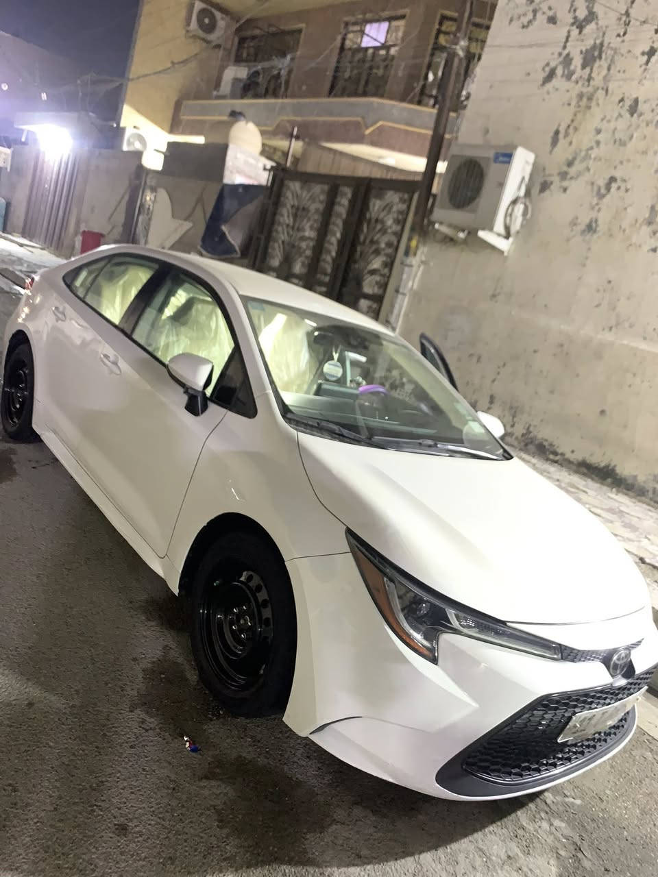 السلام عليكم شلونكم اخوتي للبيع كورلا موديل 2020 السيارة جديدة بدون اي نقص السيارة ماشية 126 الف كيلو متر السيارة حادث من امريكة بس جاملغ خلفي وبل عراق نصبغ عندي باب وجاملغ يعني 3 قطع صبغ السيارة بدون دواخل وبدون ايرباك كير ومكينة كفالة   مكاني بغداد الشماعية والشراي يخابرني هاذ رقمي ***********
