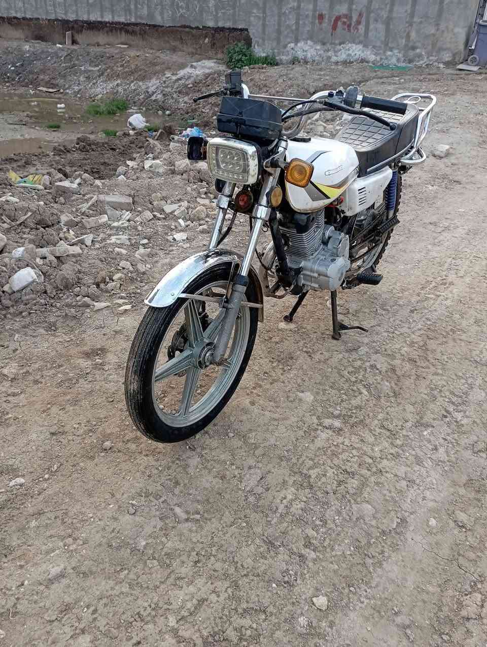 السلام عليكم دراجه سيفان للبيع موديل 19 اوراق دراجه نضيفه السعر 350وبيه مجال للشراي  المكان بابل الحمزة الغربي ***********
