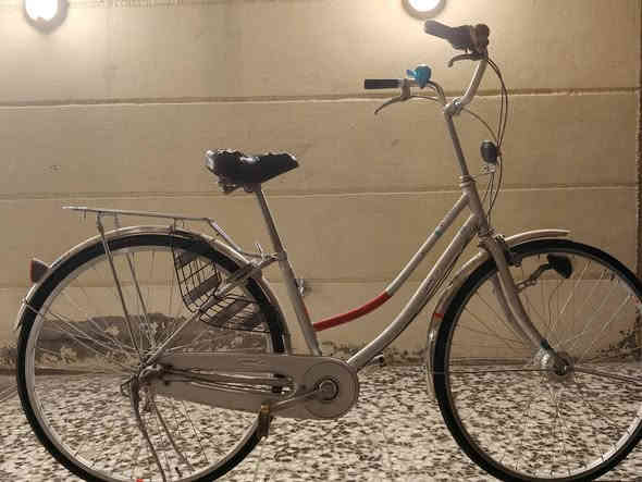 السلام عليكم بايسكل بناتي 💥 لون سلڤري 🚲 نضيف ياباني ✈️ دسك داخلي 3 تحويلات حجم 27 ⚡ مكينه داخليه الرقم *********** مكاني بغداد 💥☘️
