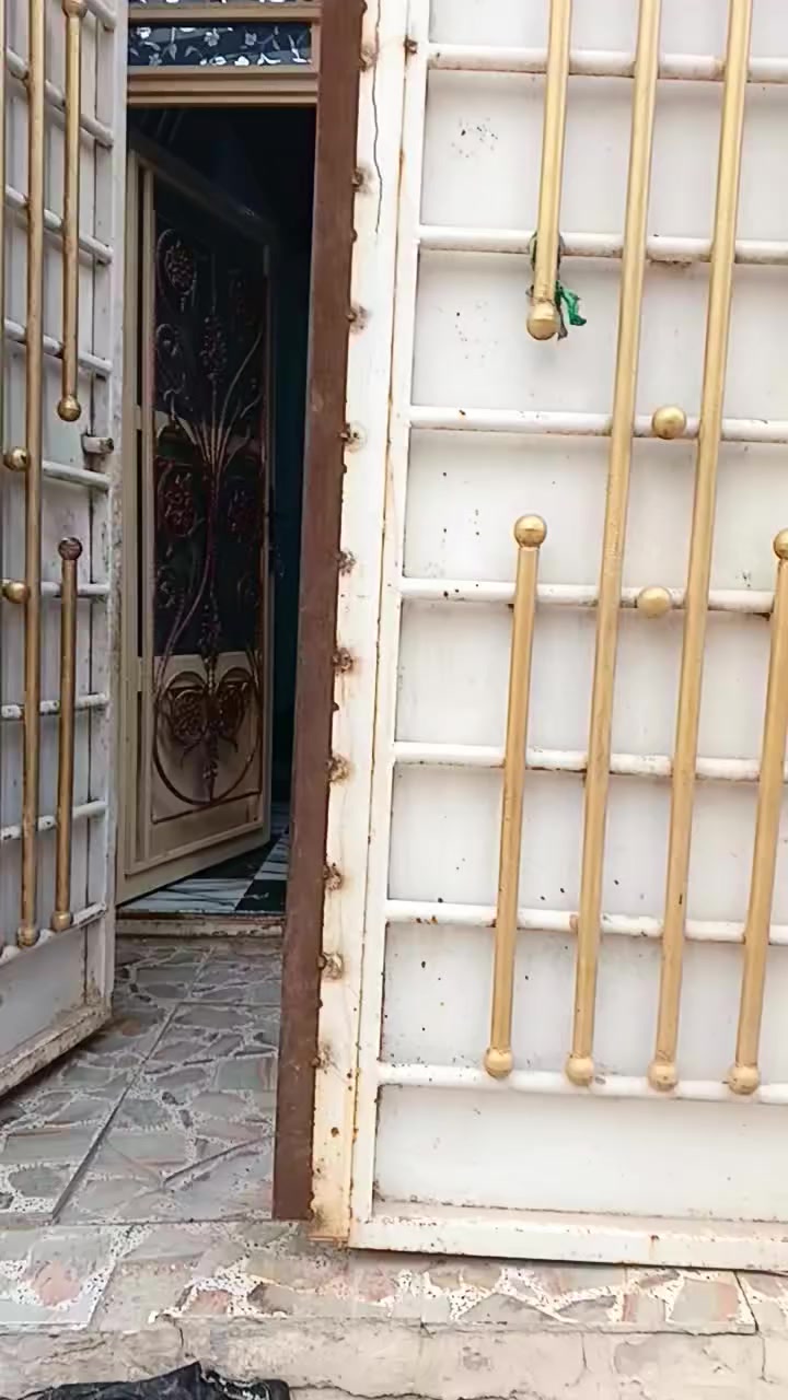 السلام عليكم بيت لليجار خمسين متر طابقين غرفتين نوم فوك وصاله وحمام والرضي ستقابل  مفتوح على صاله ومطبخ وحمام مال عاله صغيره مكان البيت كربلاء حي الحوراء نزلت الكاظي متوفره جميع الخدمات تبليط مجاري سعر الايجار 300الف ***********
