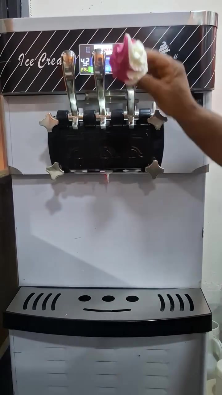 بسم الله الرحمن الرحيم
مكائن ايسكريم اخت الجديد استخدام اربع اشهر 
للتواصل والاستفسار ***********
العنوان النهروان شارع الشمري 
غير متواجد على الإنترنت
