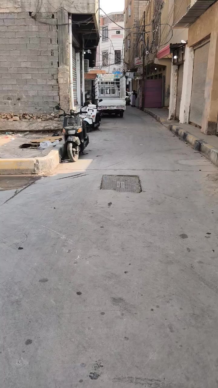 محلات تجاريه بناء قديم للبيع المساحة 267الواجه 12متر الرمادي العزيزيه قرب شارع ميسلون للستفسار 
ع رقم اتصال ***********واتساب***********
