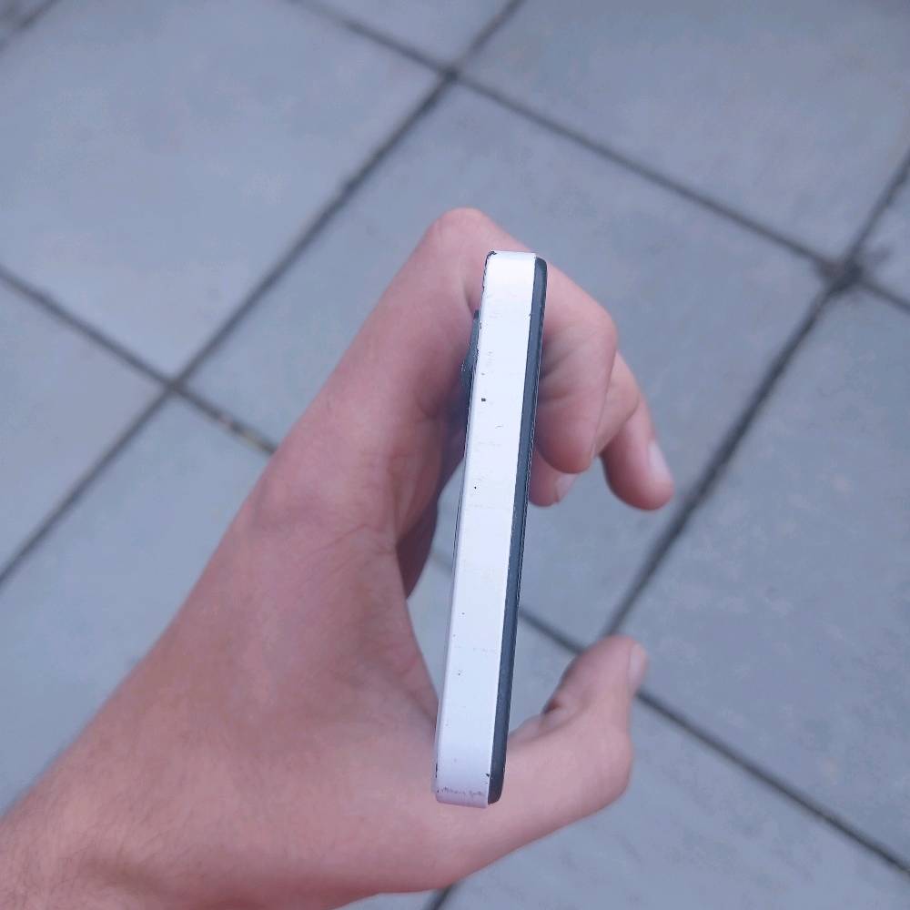 عندي جهازين استخدام شخصي، نظافتهن عالية وشغالات 100%، والبيع بأسعار قفل وما بيها مجال نهائياً:
1️⃣ أوبو Oppo A17 (اللون الملكي 💙)
🔹 الذاكرة: 64 جيجا.
🔹 النظافة: 100% (أخو الجديد) بدون أي شخط.
🔹 الملحقات: الكارتونة الأصلية + كفر شفاف هدية.
💰 السعر: 80 ألف دينار قفل.
2️⃣ تكنو Tecno Spark 10 Pro (الأبيض الثلجي 🤍)
🔹 الذاكرة: 128 جيجا (سريع جداً بالألعاب والتصفح).
🔹 الحالة: الجهاز طيارة، بس البصمة متوقفة (ما تأثر على الاستخدام) وبيه شخط بسيط جداً بالجانب.
🔹 الملحقات: كفر حماية.
💰 السعر: 85 ألف دينار قفل.
📍 المكان: بغداد - مدينة الصدر 
⚠️ ملاحظة:  والي ياخذ الجهازين سوية أحسبهم اله بـ 160 ألف نهائي.