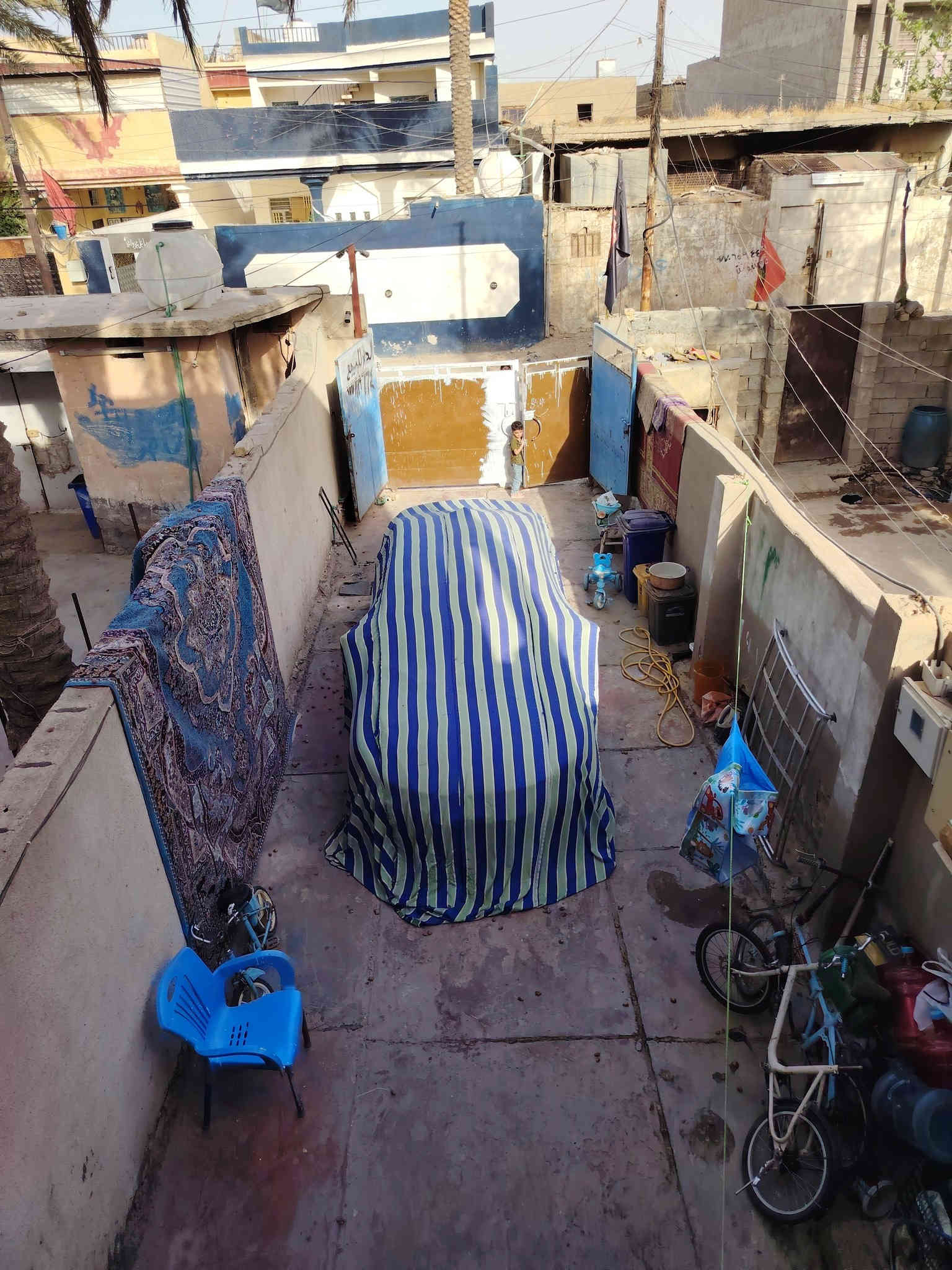 دار طابو صرف للبيع او مراوس بيت كاع اراوس مستعجل ماساحت البيت ( 130 متر ) واجهت البيت 4و ربع نزاله 30 متر ( العنوان الشعب بوب الشام شارع المشایخي قرب ملعب رسول ) طابقین بناء طابوك صب 
مسلح يحتو غرف نوم ثنین 5 في 4 
+ استقبال 8 في4+ مطبخ 5 في 4+ صحیات دخلیه وخارجیه + صاله 4 في 4 + ترك 1 في 4+ 
طرمه 13 في 4 البيت بسمي  للتصال *********** بي وتساب
