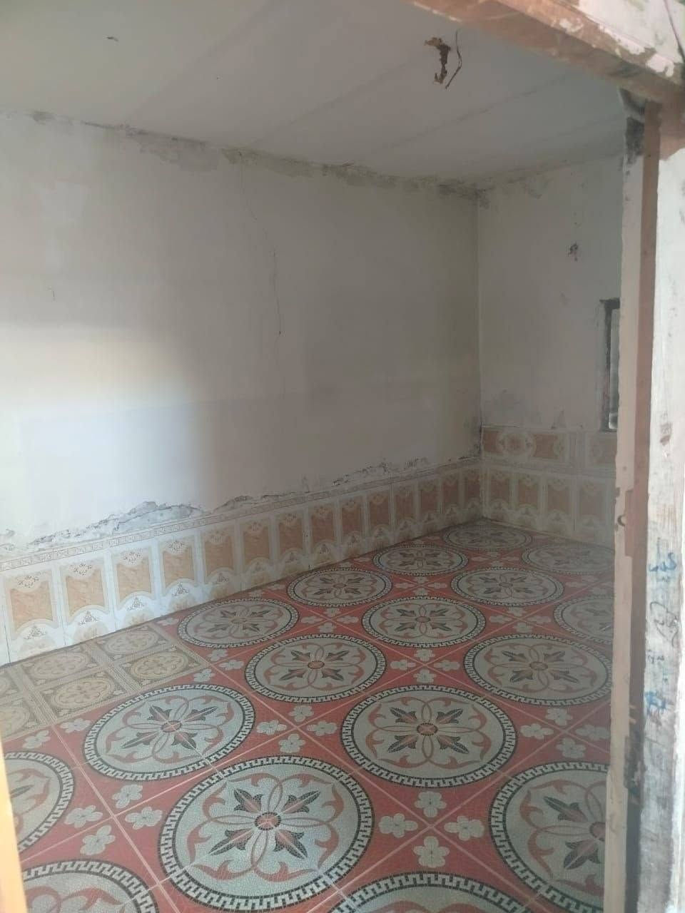 بيت حواسم للبيع الموقع حي الحسين الجديد شارع الادات بيه كيزر جديد وماطور ومقطوره وكهرباء وامبير ومغسله كامل 6 ونص وبي مجال قليل الرقم *********** غير معوض*
