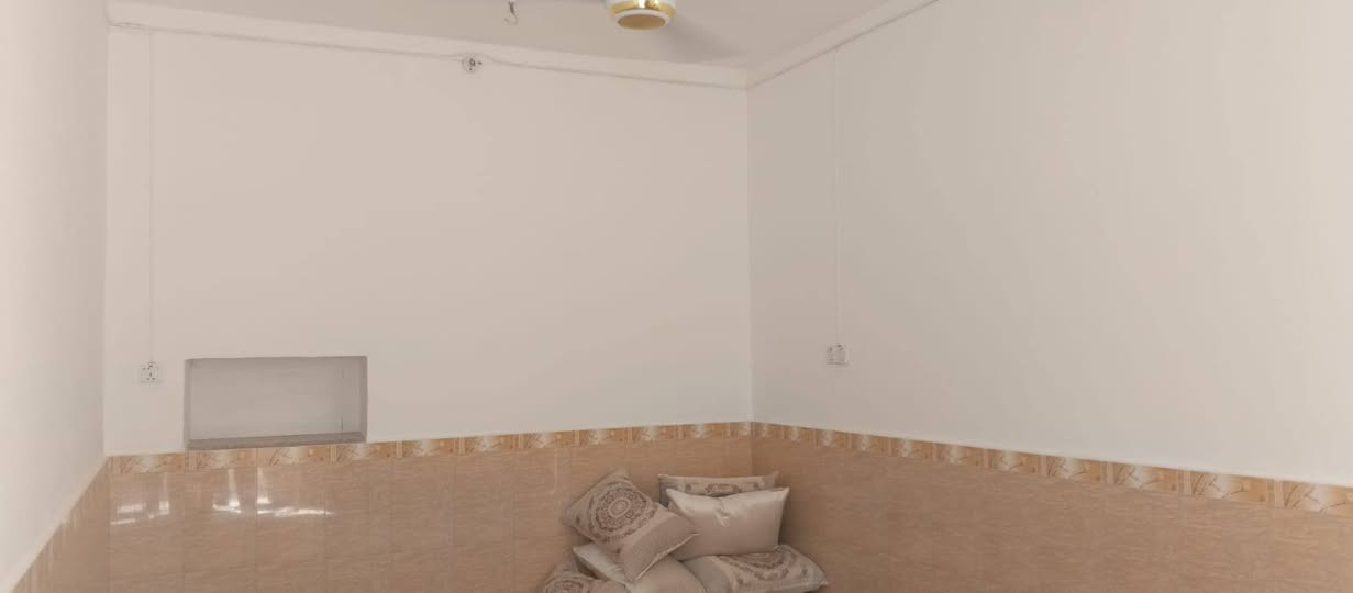 دار للبيع المساحه 100 متر في حي الميلاد منطقه 69 طابق ونص الاساس صب والسكف عكاده البناء نظيف كاشي سيراميك استقبال مطبخ صاله غرفه صحيات طابق الثاني غرفه نوم صاله صحيات
 للاستفسار اكثر اتصال
***********
نستقبل جميع العروض العقاريه في حي الميلاد والنداء وعرصات النقابات واتساب متوفر او مراسله الصفحه
