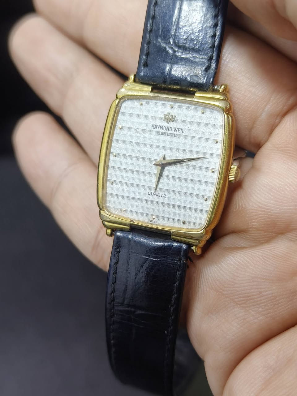 مرحبا... ساعة ريموند ويل ..مكينة كوارتز مينا جميلة جدا.. نظيفة بشكل لا بأس فقط شخوط بالجامة بسيطة.. الساعة مطلية ذهب عيار 18 .. سير جلد مستبدل.. السعر 100 دولار


**إذا كنت صاحب هذا الإعلان وتريد حذفه لأي سبب، رجاءا أرسل رسالة إلى الدعم الفني**