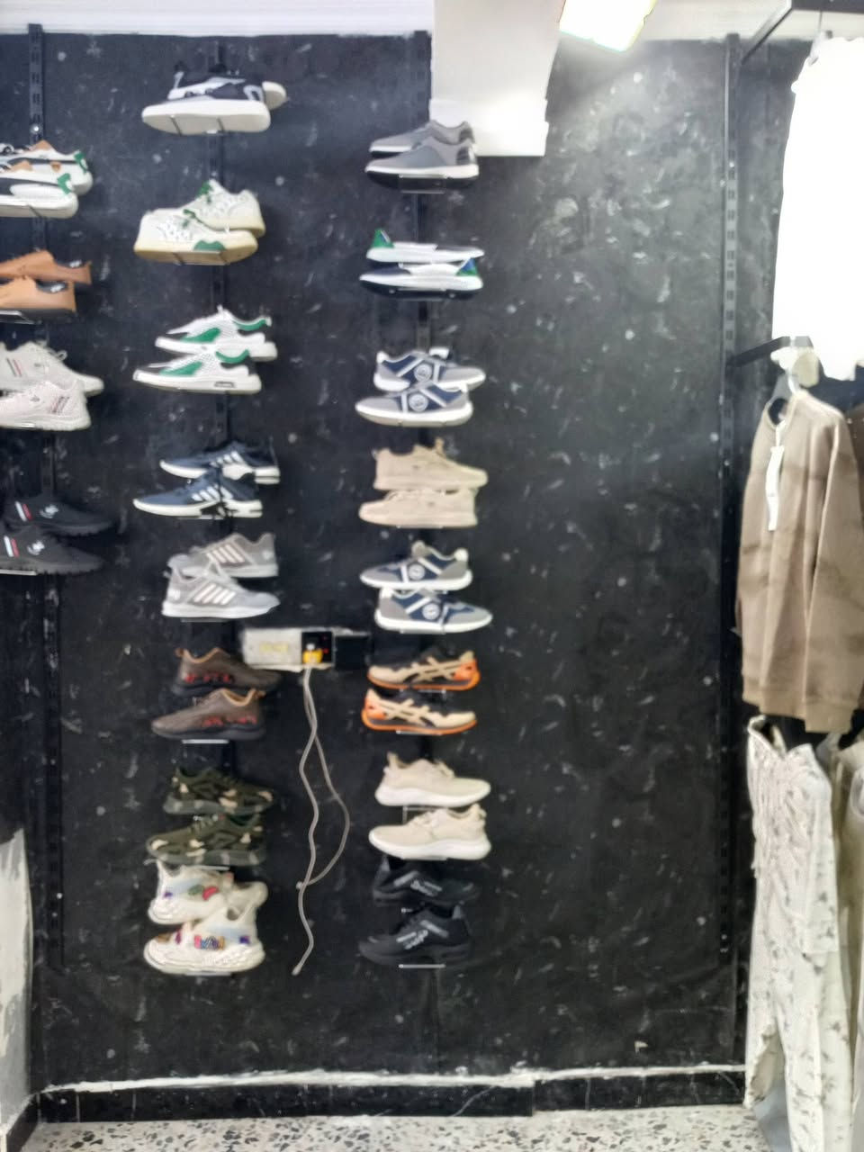 محل ملابس للبيع بل كامل لموقع حي نصر مقابيل مدارس لحق لحركه خير من الله سبب لبيع عندي فرع ثاني وماجاي الحك المحل ايجاره بشهر ب125 رقم تواصل ***********
