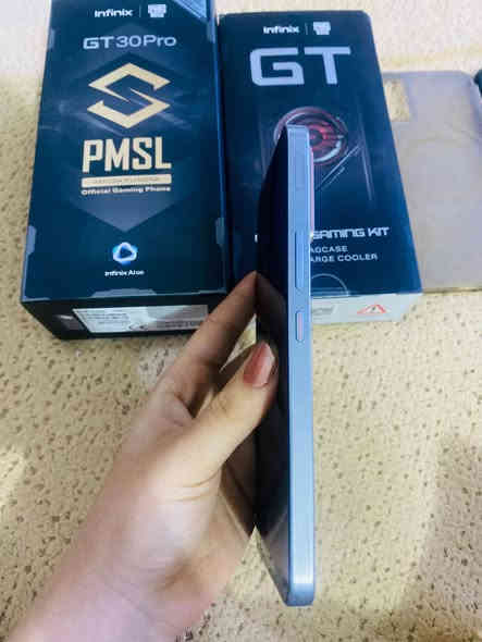 للبيع انفنكس جي تي 30 برو ألون أبيض مع فريز وكامل الملحقات وكفرين الشاشة 140 فريم ويشغل ببجي 120 فريم الشاشة آمو لد ويوجد في الظهر لد أبيض في الاعاب النضافه 100/100 ويدعم الشحن السريع ولشحن لاسلكي وياه شاحنته السعر 330 ألف المكان(المكرمه) ***********
