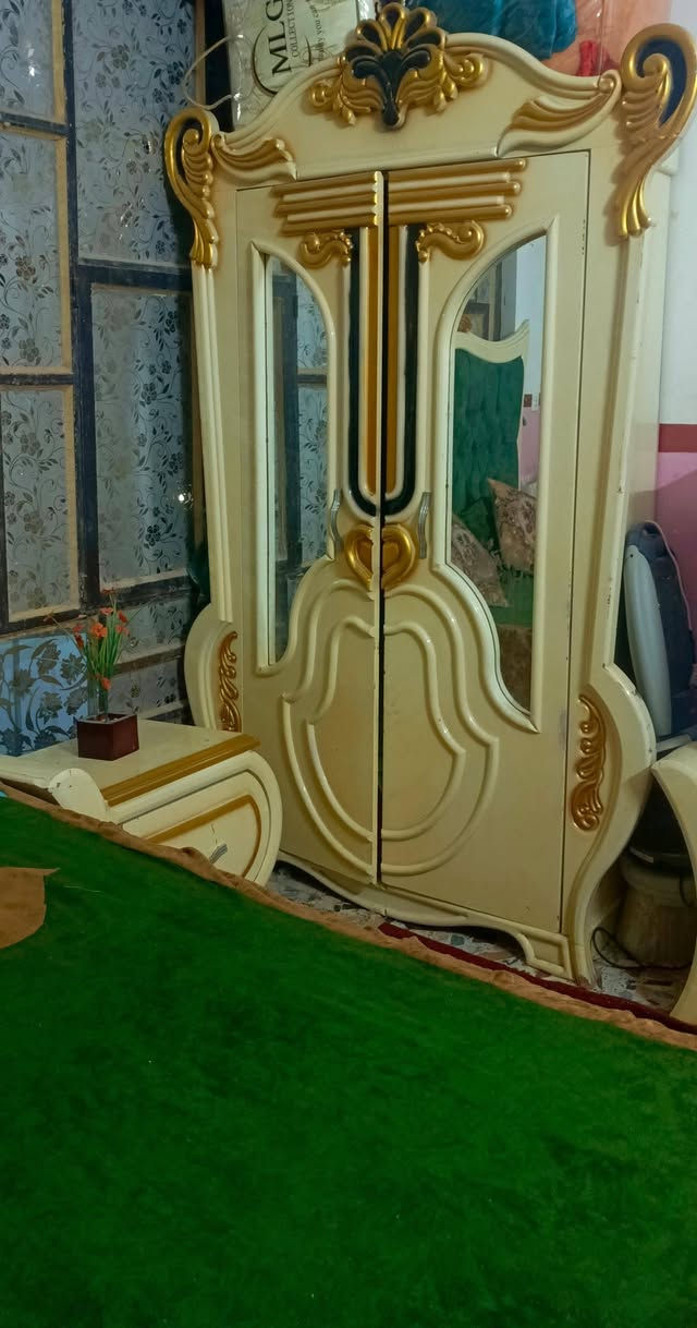 غرفة اخشاب مستعملة السعر 650 الف وبيها مجال التواصل مراسلة او اتصال على الرقم ***********
