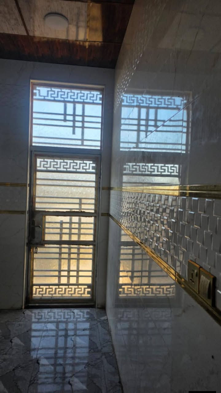 🏠 بيت للبيع – حي الأمين الأولى
📍 قرب محطة بنزين خانة الشموس
📄 سند زراعي
📐 المساحة: ٢٠٠ متر
🏗️ كونكريت مسلح
🛣️ شارع تبليط
تفاصيل البيت:
غرفتين
صالة
استقبال
حمامين
مطبخ
طابق ثاني صالة واسعة
💰 السعر: 95 
للاستفسار خاص أو الاتصال على الرقم  ‏‪***********‬‏
