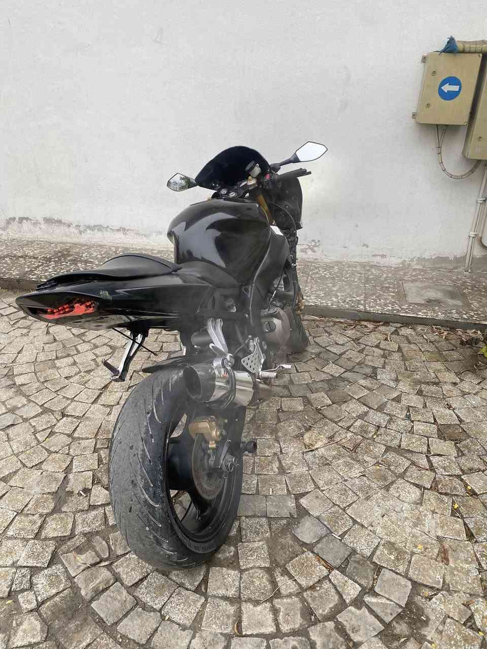 كاوسكي 2004 للبيع  جيب فيتر وافحص دراجه عليها ادامه كامله من طول لطول قبل يومين مكملها السعر 26 
 متواجد واتساب وع رصيد فقط ***********
