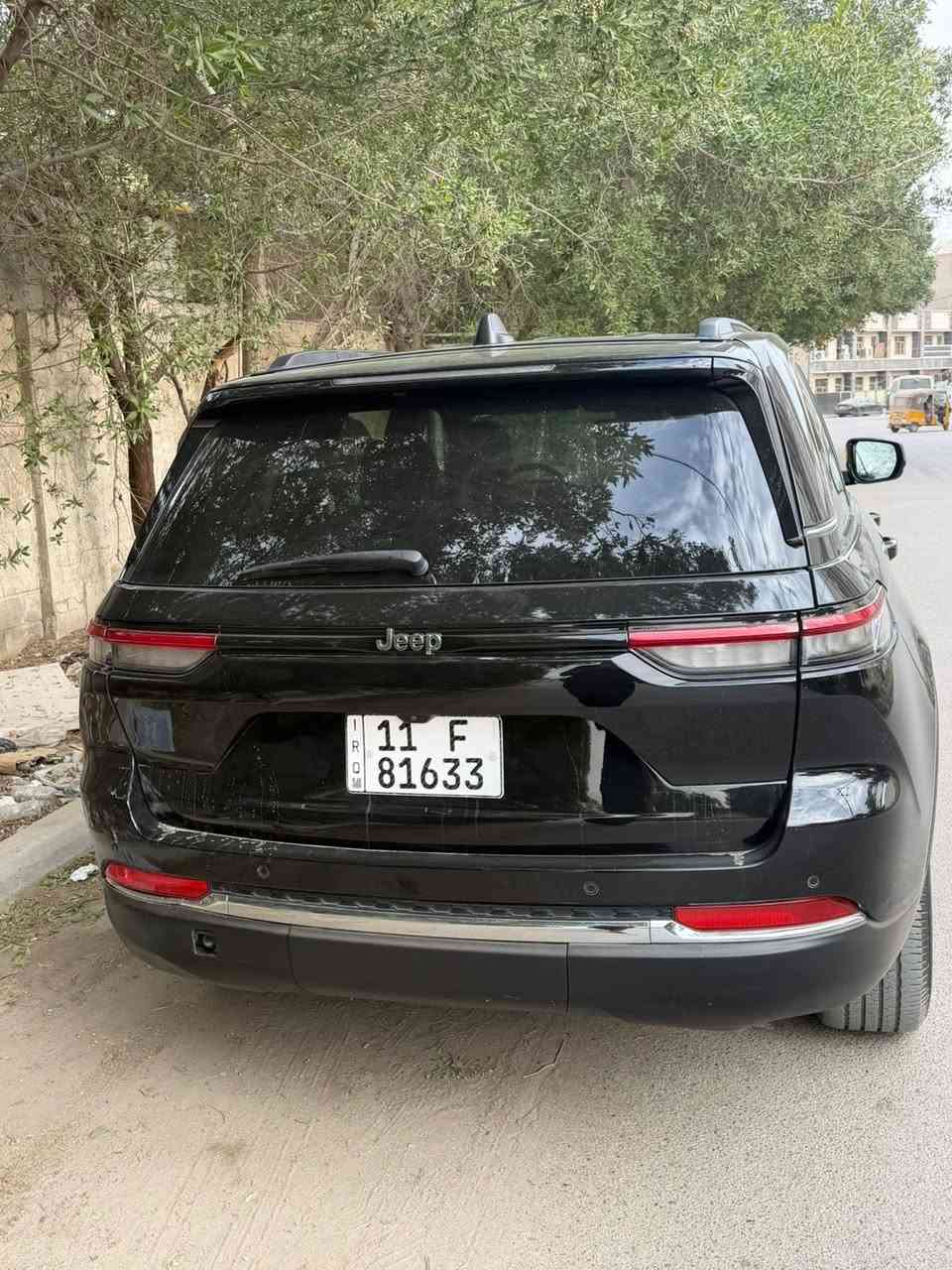 Jeep Grand Cherokee 4xe Limited – هايبرد Plug-in

المحرك والأداء
 • محرك 4 سلندر 2000 سي سي تيربو
 • نظام هايبرد ذكي Plug-in Hybrid
 • تسارع قوي وأداء عملي داخل المدينة وعلى الطرق السريعة
 • بطارية كهربائية بمدى يصل إلى 40 كم
 • ميزة إعادة شحن البطارية أثناء الفرملة (Max Regeneration)
 • شحن خارجي Plug-in خلال حوالي 3 ساعات

أنظمة القيادة والسلامة
 • مثبت سرعة ذكي (Adaptive Cruise Control) مع الحفاظ على مسافة آمنة
 • رادار + المحافظة على المسار مع تصحيح تلقائي وإرجاع السيارة للطريق
 • نظام النقطة العمياء مع تنبيه عند تغيير المسار
 • تنبيه حركة المرور عند الرجوع للخلف
 • حساسات أمامية وخلفية
 • نظام مراقبة ضغط الإطارات على الشاشة
 • نظام دفع رباعي ذكي مناسب لجميع الطرق
 • أنماط قيادة متعددة (Eco / Electric / Hybrid)

الإضاءة
 • إضاءة أمامية LED كاملة
 • إضاءة نهارية LED
 • إضاءة محيطية داخلية باللون الأبيض

المواصفات الداخلية والراحة
 • مقاعد جلد أسود
 • تدفئة المقاعد الأمامية والخلفية
 • تدفئة الستيرن
 • دخول ذكي بدون مفتاح
 • تشغيل عن بُعد
 • وايرلس Apple CarPlay & Android Auto
 • شاشة وسطية كبيرة تعمل باللمس
 • شاشة عدادات رقمية للسائق مع عرض الخرائط
 • عرض الخرائط في الشاشة الرئيسية وشاشة السائق
 • نظام صوتي عالي الجودة
 • شحن لاسلكي للهاتف 📱
 • 4 منافذ USB (2 Type-A + 2 Type-C) في الأمام
 • 4 منافذ USB (2 Type-A + 2 Type-C) في الخلف
 • مرايا جانبية مع تدفئة وتنبيه انعطاف
 • مكيف أوتوماتيك متعدد المناطق

الهيكل والتصميم
 • فتحة سقف بانورامية واسعة تمتد إلى ركاب الخلف
 • صندوق خلفي كهربائي
 • تصميم خارجي أنيق وفخم
 • جنوط ألمنيوم أصلية

معلومات السيارة
 • الممشى: 71,000 كم
 • الوارد: أمريكي
 • الضربة: في الصندوق الخلفي (موضحة بالصور قبل التصليح)***********
 • السيارة مصروفة وجاهزة للاستخدام
