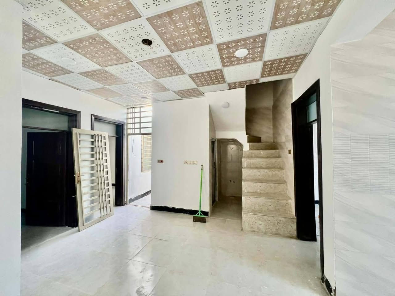 🙋‍♂️بيت100متر فول فول   😲
#يعلن_مكتب_العراق_مقابل_قرية_لغدير_عمود289_مباشر. بل خاط الثاني. سعر البيت 37وبيه مجل🤑🤑

#__مساحه_لبيت_لواحد100متر_مربعه  
#_قريبه_عله_شارع_لعام_كلش 

#بيت_طابو_زراعي_سند25

بناء حديث
غير مسكون
بناء ممتاز جدا 

 عنوان لبيت النجف 
#مقابل_ملحق_قرية_الغدير_مباشر 
يحتوي لبيت على+ غرفه2 +صاله +ستغبال +مطبخ +صحيات بلداخل +وصحيات بلخارج 

***********وتساب
