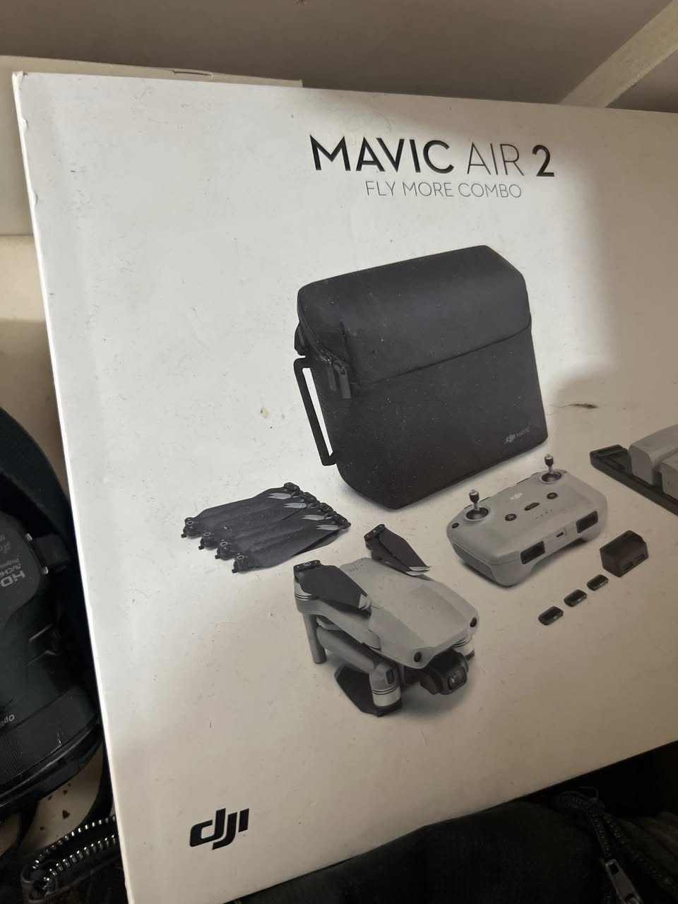 🛑 للبيع: درون DJI Mavic Air 2 (بكج كامل)
 النوع: DJI Mavic Air 2 (نسخة Fly More Combo الأصلية الموضحة في image_2.png).
 المواصفات: تصوير بدقة 4K (60fps) وصور بدقة 48 ميجابكسل، مع بطارية تطير حتى 34 دقيقة.
 الملحقات بالصندوق: الطائرة + الريموت + 3 بطاريات + قاعدة شحن ثلاثية + حقيبة الكتف + فلاتر كاميرا + مراوح إضافية.

ملاحظه : بيها كسر بل كنبل 
مكاني ناصريه توصيل ماكو


**إذا كنت صاحب هذا الإعلان وتريد حذفه لأي سبب، رجاءا أرسل رسالة إلى الدعم الفني**