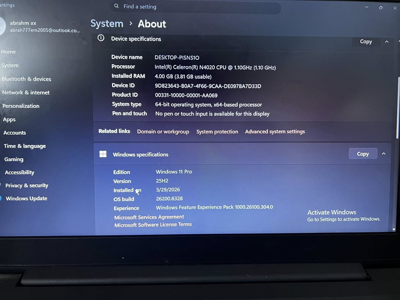لابتوب لينوفو (Lenovo) مميز ونظيف جداً للبيع 💻
جهاز خفيف، نحيف، وممتاز جداً للدراسة، التصفح، الأعمال المكتبية، ومتابعة المحاضرات والأفلام.
✨ المواصفات الكاملة للجهاز:
 الماركة: Lenovo
 المعالج: Intel Celeron N4020
 الرام: 4 جيجابايت (RAM 4GB)
 الهارد: سريّع جداً SSD بحجم 256 جيجابايت (يخلي الجهاز يشتغل ويفتح البرامج بلمحة عين)
 كرت الشاشة: Intel UHD Graphics 600
 النظام: ويندوز 11 برو (Windows 11 Pro) الأصلي مستقر وسلس.
 المنافذ: يحتوي على منافذ USB متعددة، منفذ HDMI لربطه بالشاشات، منفذ للسماعات، وقارئ كارت الذاكرة.
📌 حالة الجهاز: نظيف جداً وشغال 100% وبدون أي مشاكل (مثل ما موضح بالصور).
💰 السعر: 300 ألف دينار عراقي فقط!(و بي مجال)
🚚 التوصيل: متوفر خدمة توصيل لكافة المحافظات.
📞 للاستفسار أو الشراء، يرجى المراسلة على الخاص أو الاتصال على الرقم: [***********]
