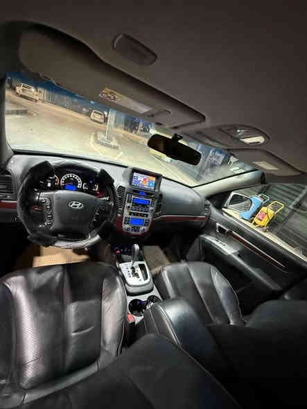 سانتا في ٢٠٠٨فول مواسه فات ته نها سلايت نيه كوشن جلد و هيته ره سوكان فوليومه ته حديل سورحه يه  سي گيره سي ريز كوشنه ته بريت  مه ركه زيه هه ر سيك كوشنه كه ي ته بريده جوار تايه ي لوكي له سه ره  شوين برا وه كاني زور جوان جاك كراوه ته وه سه ياره كه دينا ريكي مه سره ف تيدا نيه مالي دوسته لوك لوكه  
ره قه م ***********
*********** طوز, صلاح الدين
