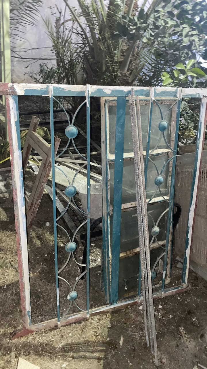 السلام عليكم متوفر للبيع مستخدم نضيف حديد ثقيل مو معاد
‏١- شباك ٦ طلاگات مع هوائية  حديد درجه اولى عدد ١ ارتفاع ١٤٠ في ٣ م
‏٢- شباك ٤ طلاگات ارتفاع ١٢٠ في ٢م عدد ١
‏٣- باب مطبخ مزجج ارتفاع ٢١٠  في ١م عدد١
‏٤ـ باب كلدور ارتفاع ٢١٠ في ١٢٠ بدون ملبن عدد١ 
‏٥- باب حمام ارتفاع ٢م في ٩٠ عددا
‏
‏ ‏للاستفسار الاتصال 
***********
