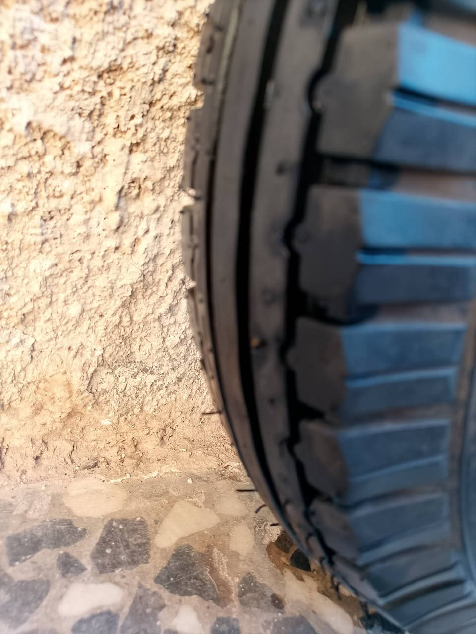 تايرات كامله هي والوياله مالتهن جدد واكومستعملات واكو بس وياله للبيع وتساب *********** المكان الدوانم شرطه الخامسه
